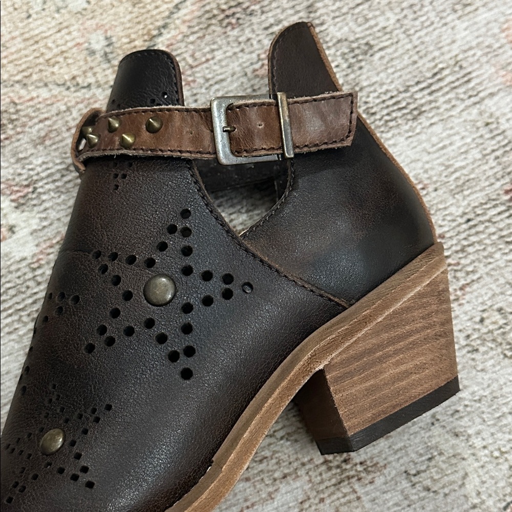 Woman’s NWOTs Corral Circle G Leather Ankle Star Studded Booties - Picture 6 of 10